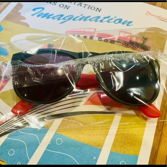 NEW - Disney Magic Key 2022 Sunglasses & Magic Key Exclusive Poster - Picture 4 of 4